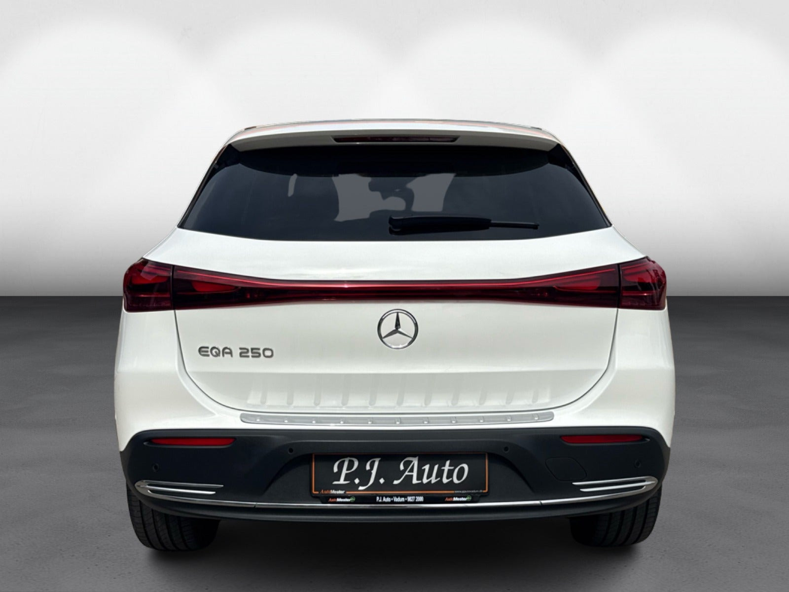 Hvid Mercedes EQA250 fra 2025