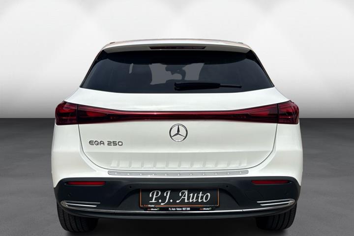 Hvid Mercedes EQA250 fra 2025
