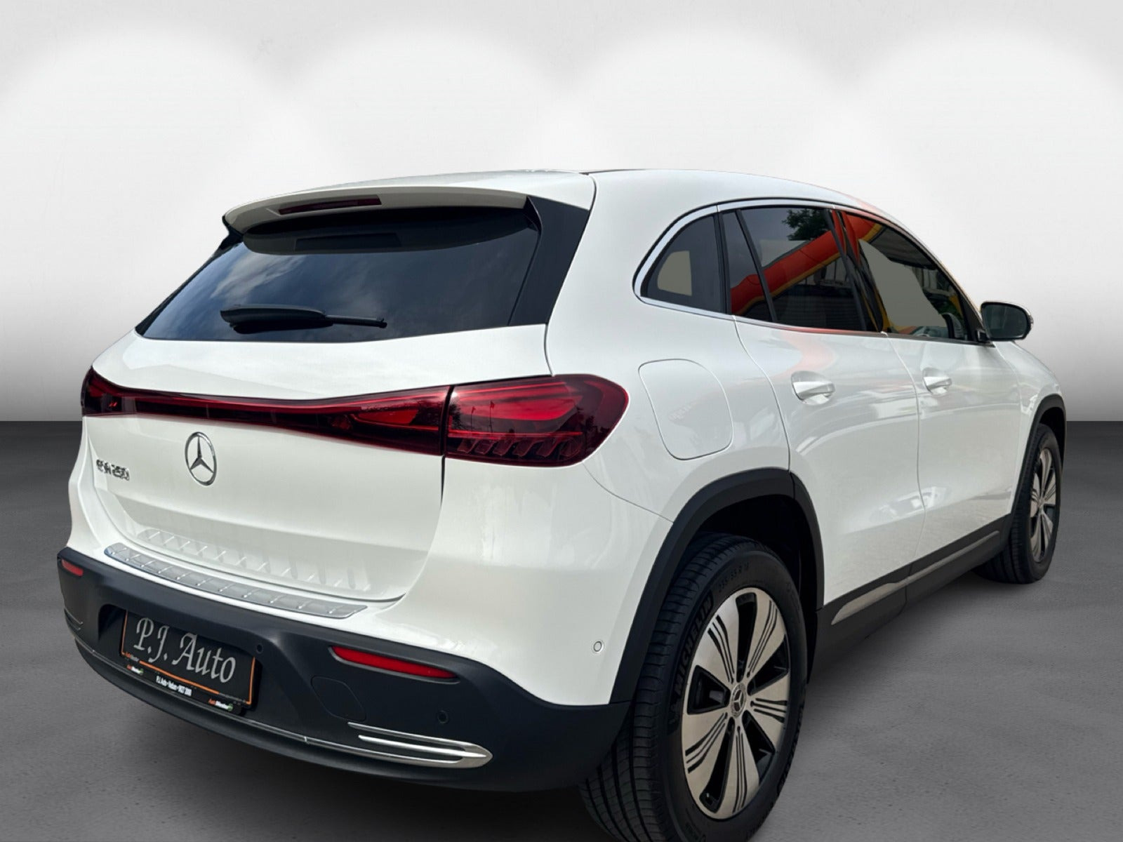 Hvid Mercedes EQA250 fra 2025