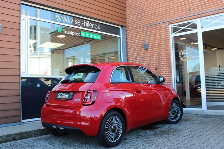 Rød Fiat 500e fra 2022