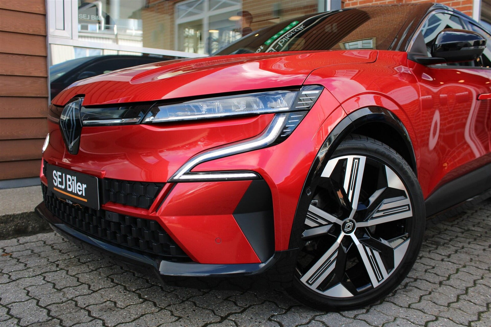 Rød Renault Megane E-Tech fra 2024