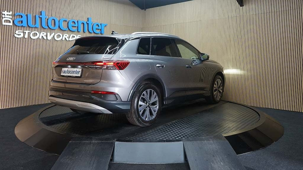 Grå Audi Q4 e-tron fra 2024