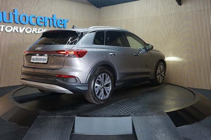 Grå Audi Q4 e-tron fra 2024