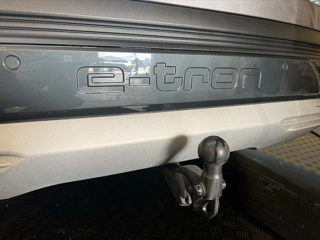 Grå Audi Q4 e-tron fra 2024