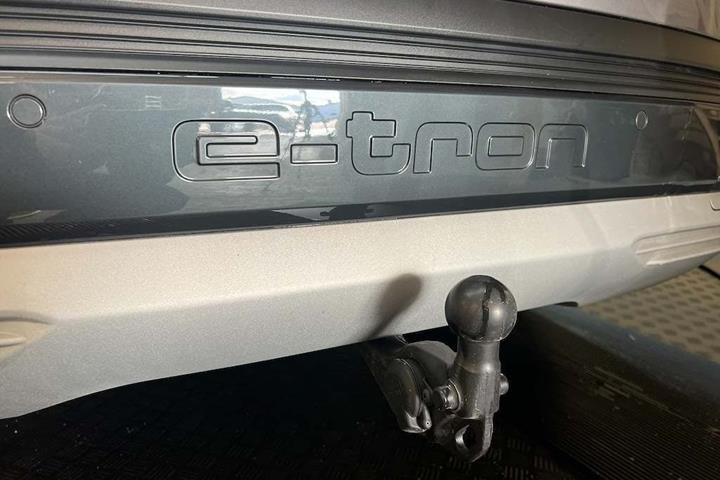 Grå Audi Q4 e-tron fra 2024