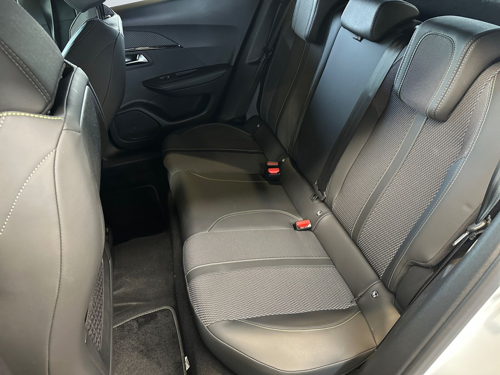 Hvid Peugeot e-2008 fra 2025