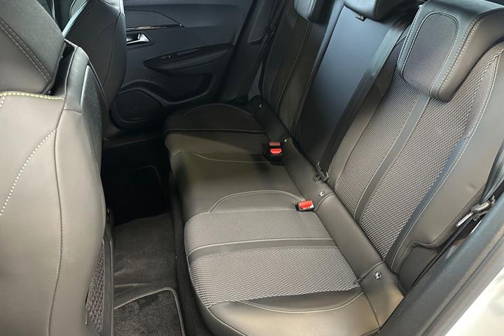 Hvid Peugeot e-2008 fra 2025