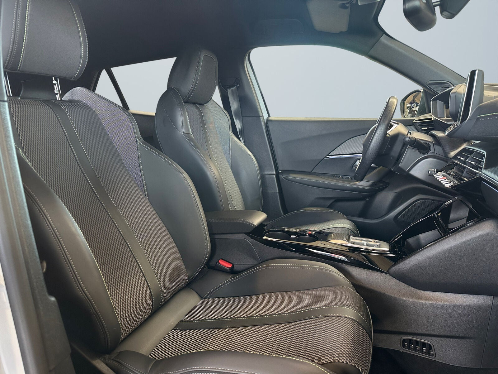 Hvid Peugeot e-2008 fra 2025