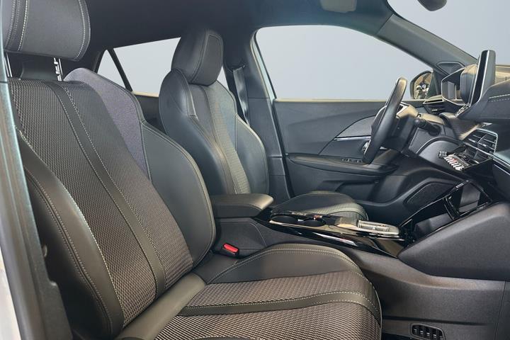 Hvid Peugeot e-2008 fra 2025