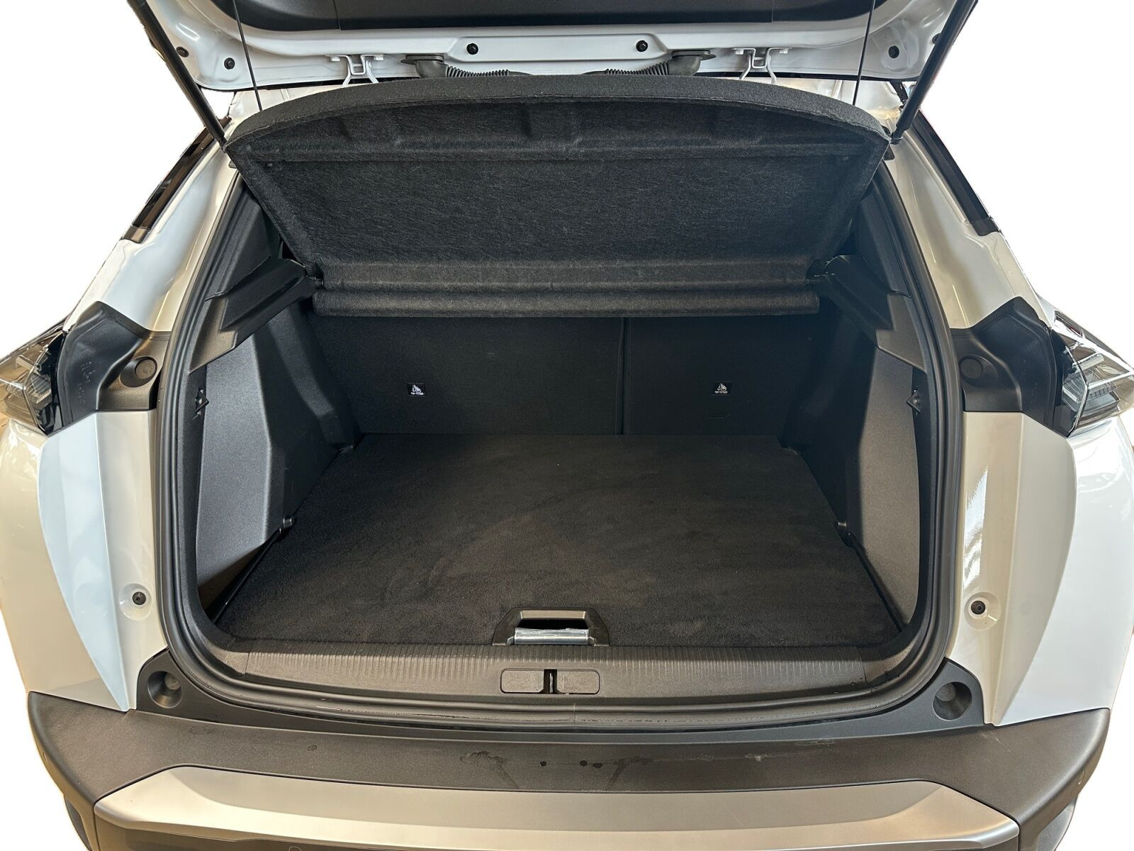 Hvid Peugeot e-2008 fra 2025