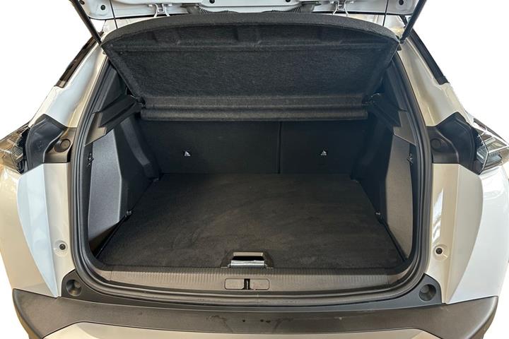 Hvid Peugeot e-2008 fra 2025