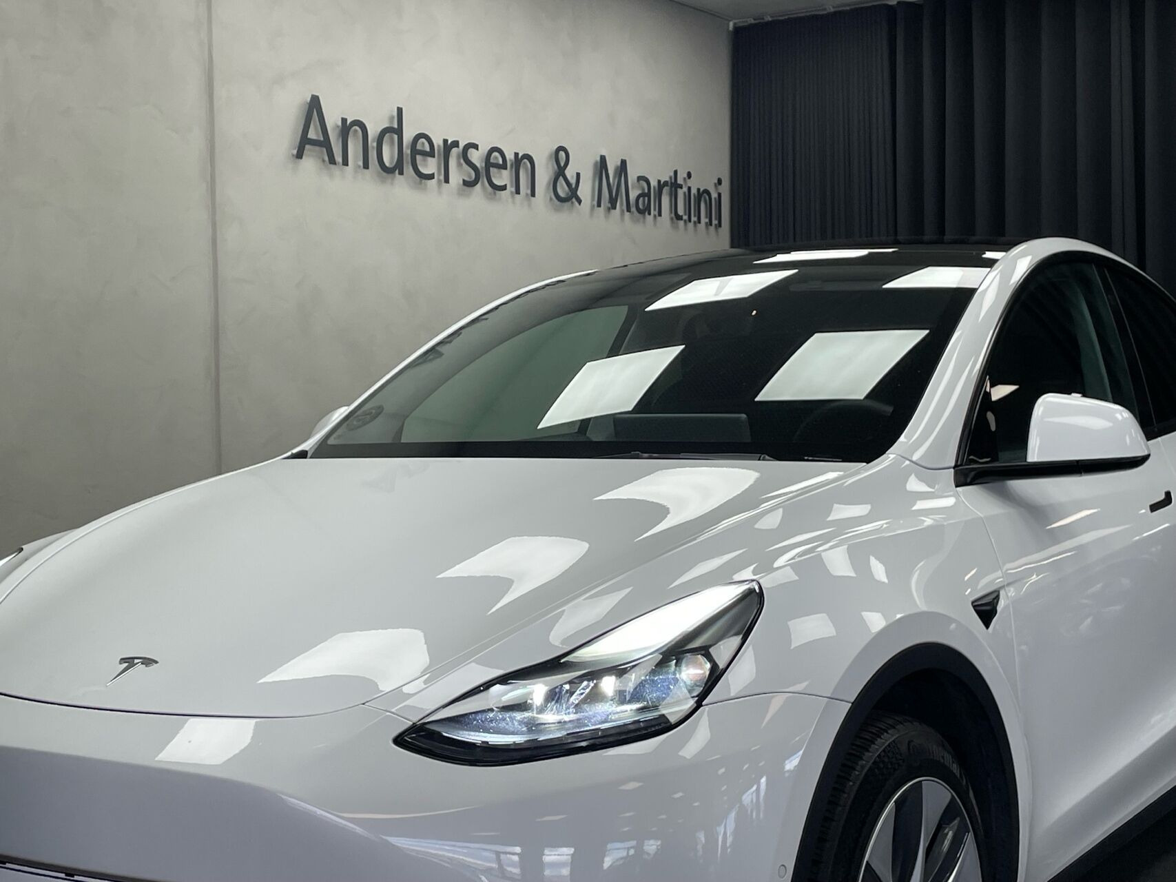 Hvid Tesla Model Y fra 2022