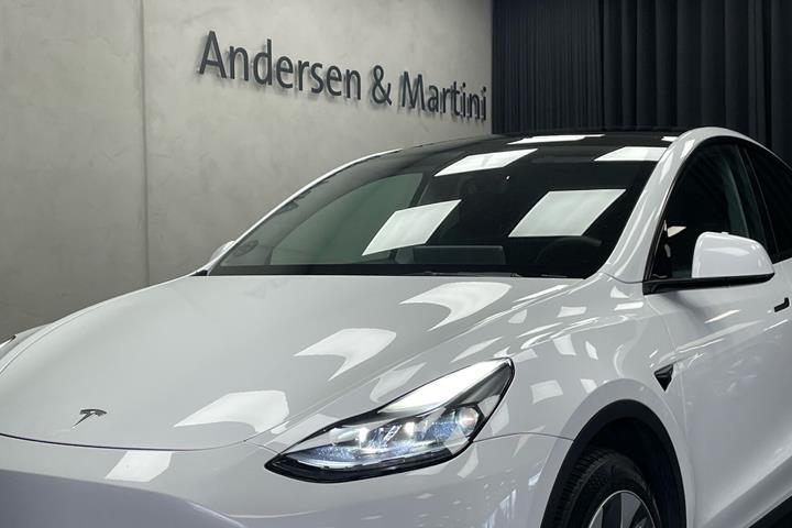 Hvid Tesla Model Y fra 2022