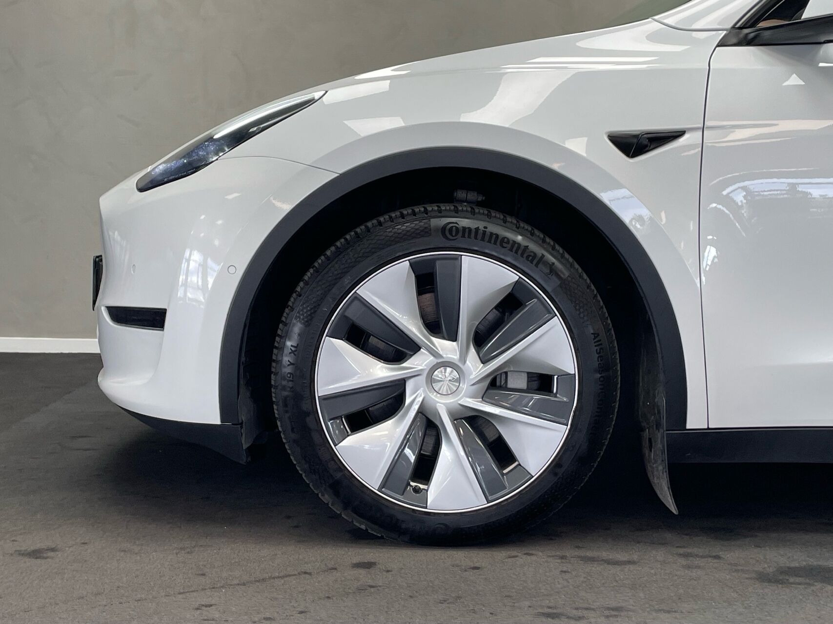 Hvid Tesla Model Y fra 2022