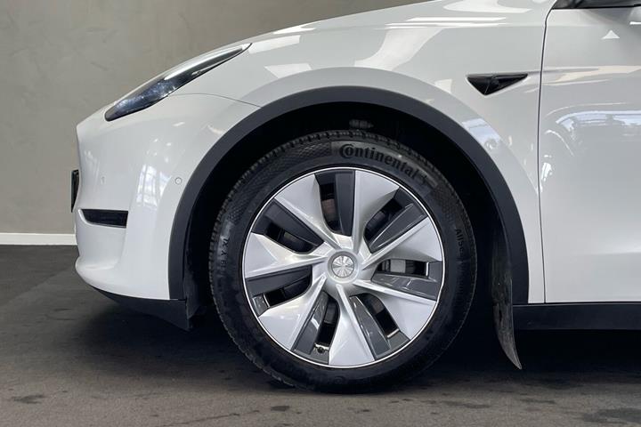 Hvid Tesla Model Y fra 2022