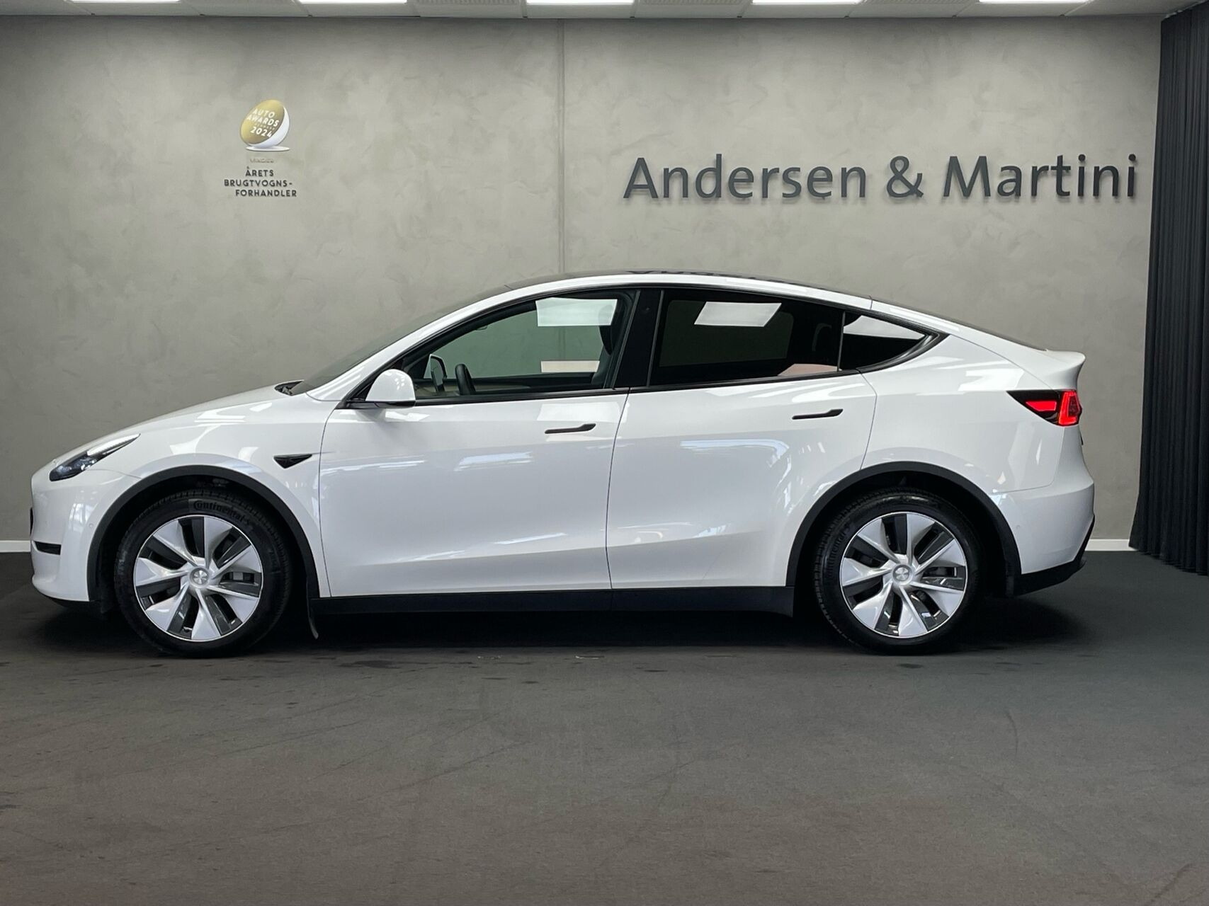 Hvid Tesla Model Y fra 2022