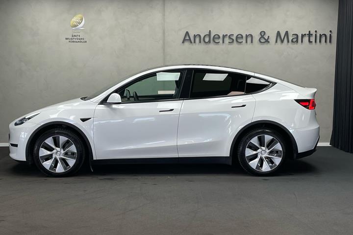 Hvid Tesla Model Y fra 2022