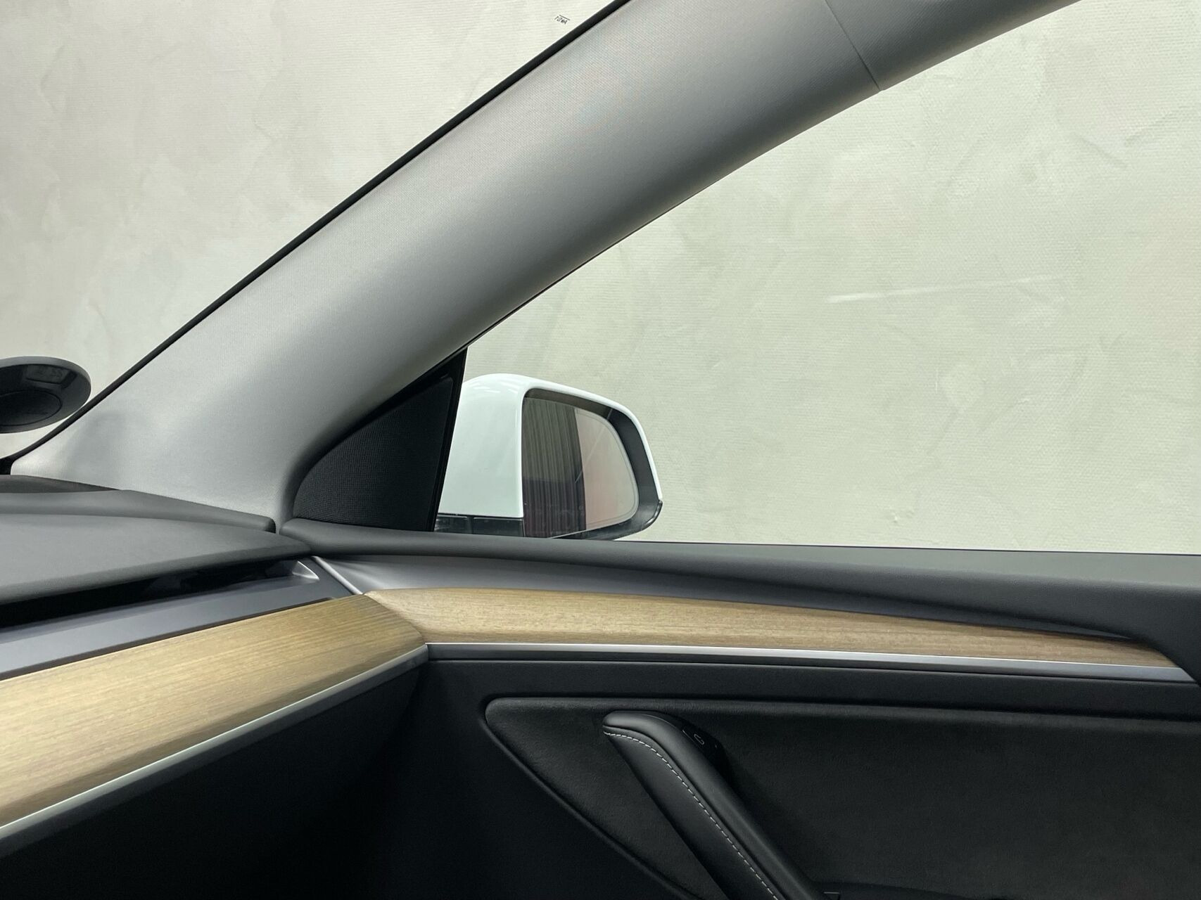 Hvid Tesla Model Y fra 2022