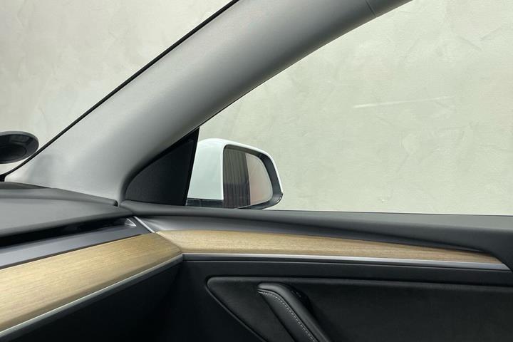 Hvid Tesla Model Y fra 2022