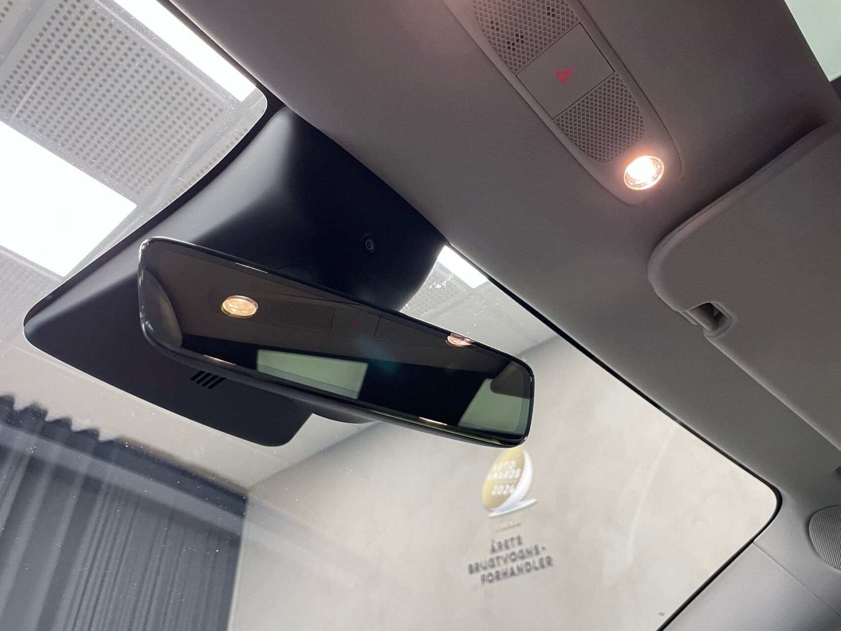 Hvid Tesla Model Y fra 2022