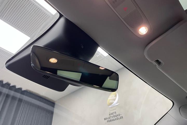 Hvid Tesla Model Y fra 2022