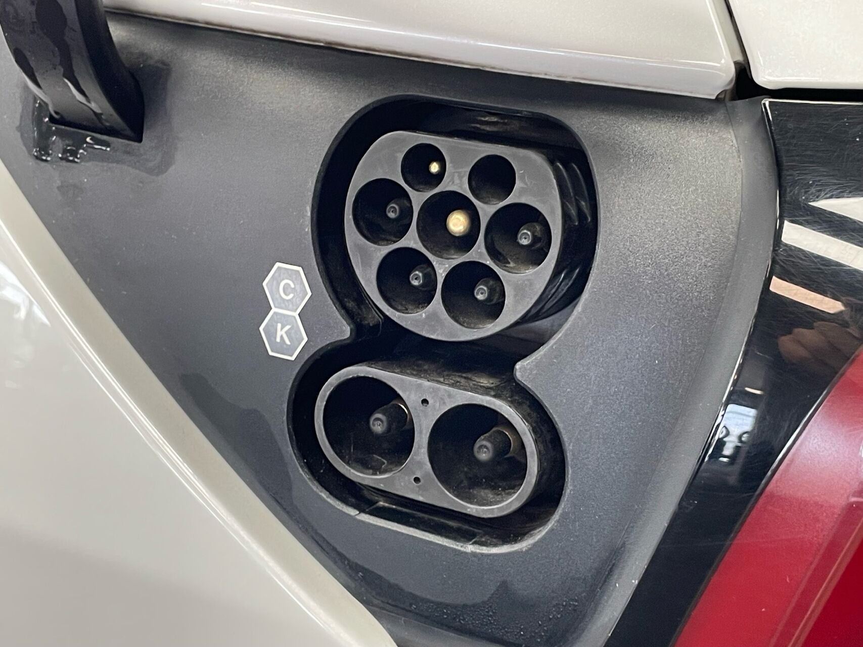 Hvid Tesla Model Y fra 2022