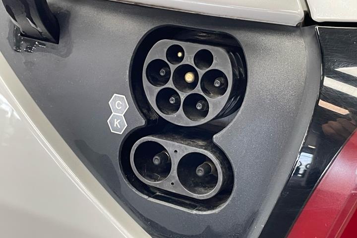 Hvid Tesla Model Y fra 2022