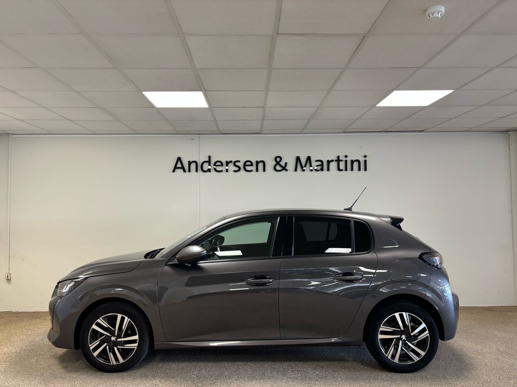 Grå Peugeot 208 fra 2021