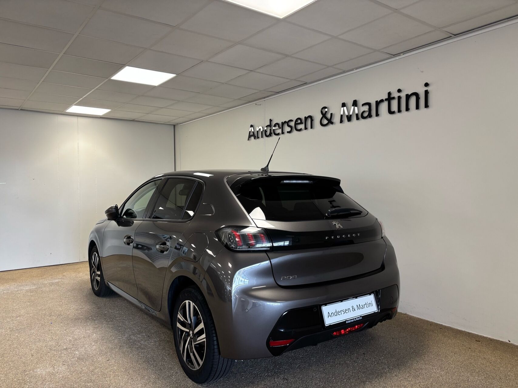 Grå Peugeot 208 fra 2021