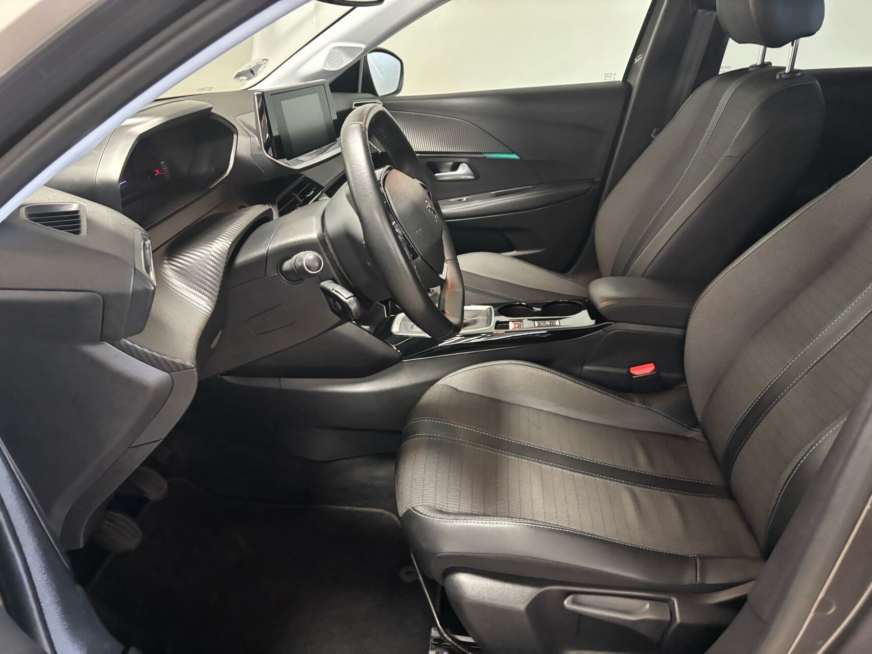 Grå Peugeot 208 fra 2021