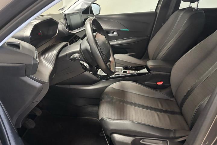 Grå Peugeot 208 fra 2021