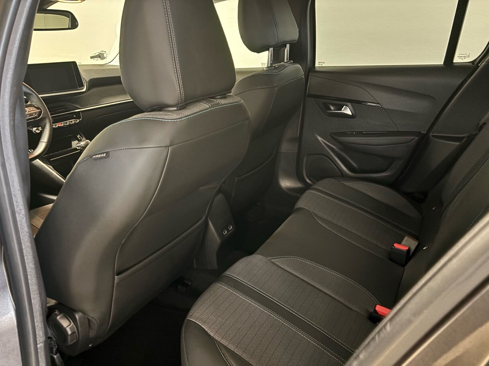 Grå Peugeot 208 fra 2021