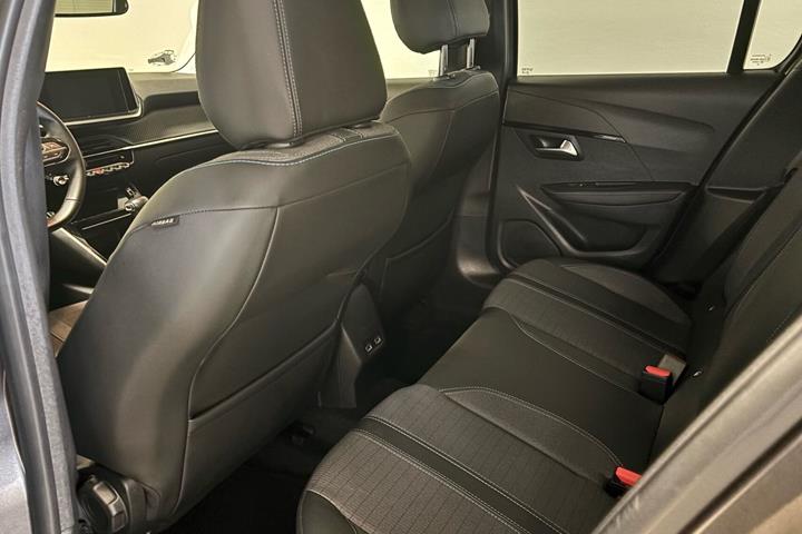 Grå Peugeot 208 fra 2021