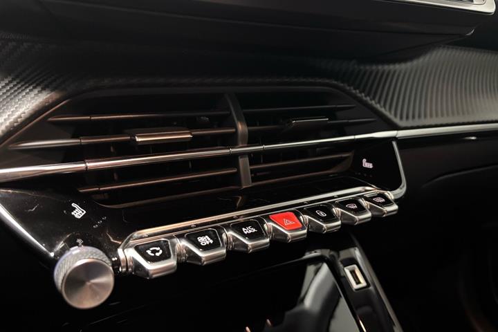 Grå Peugeot 208 fra 2021