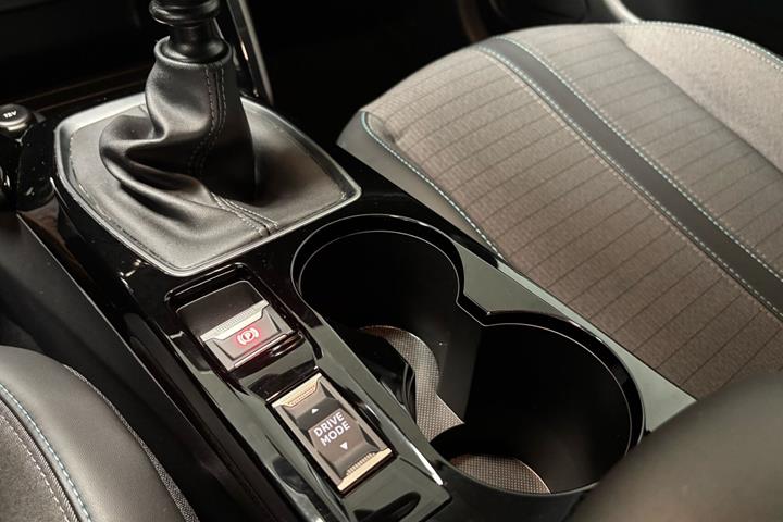 Grå Peugeot 208 fra 2021