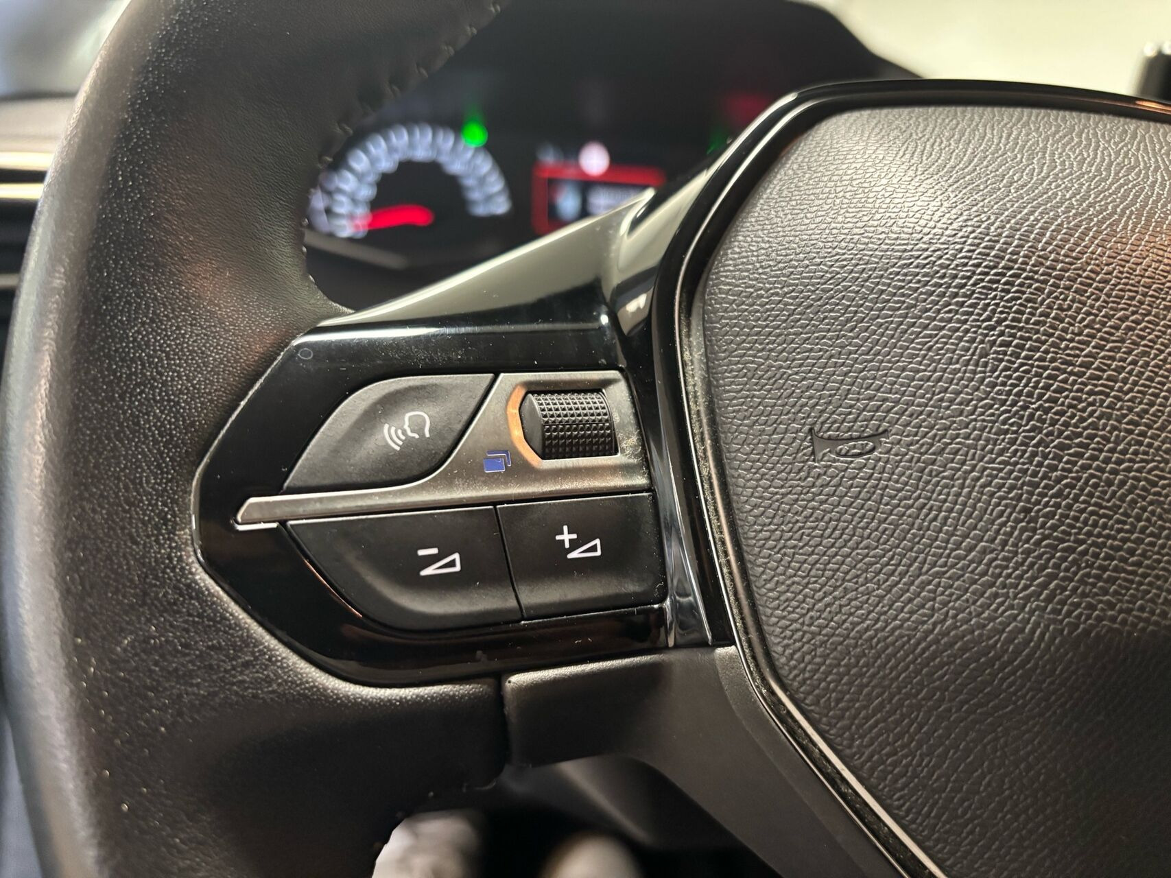 Grå Peugeot 208 fra 2021