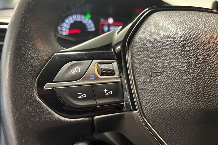 Grå Peugeot 208 fra 2021
