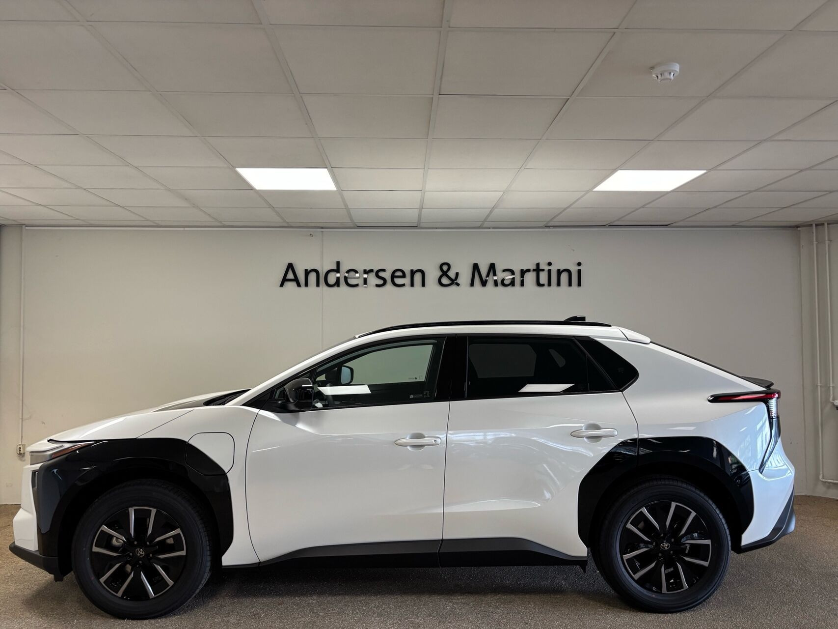 Hvid Toyota BZ4X fra 2026