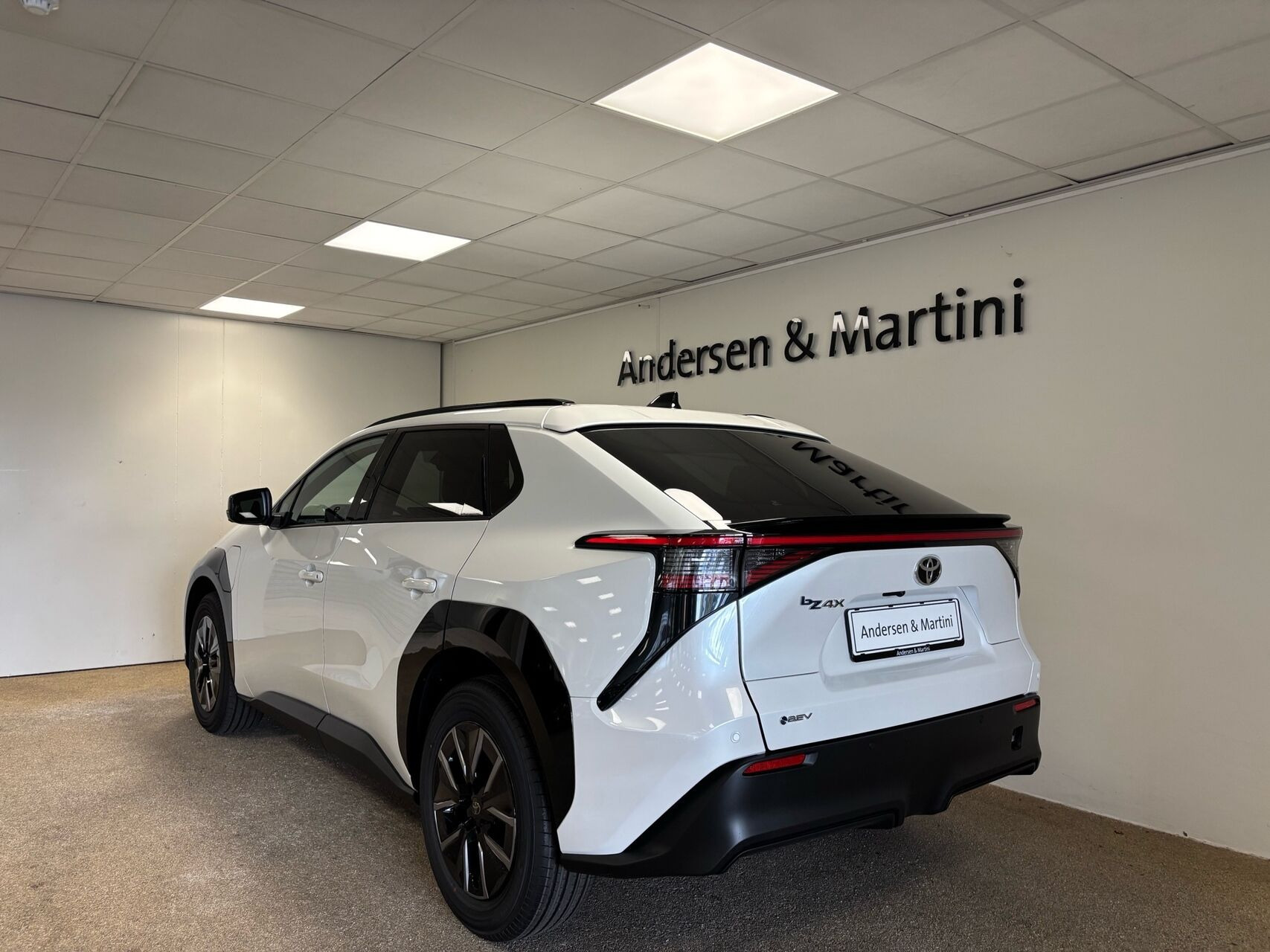 Hvid Toyota BZ4X fra 2026