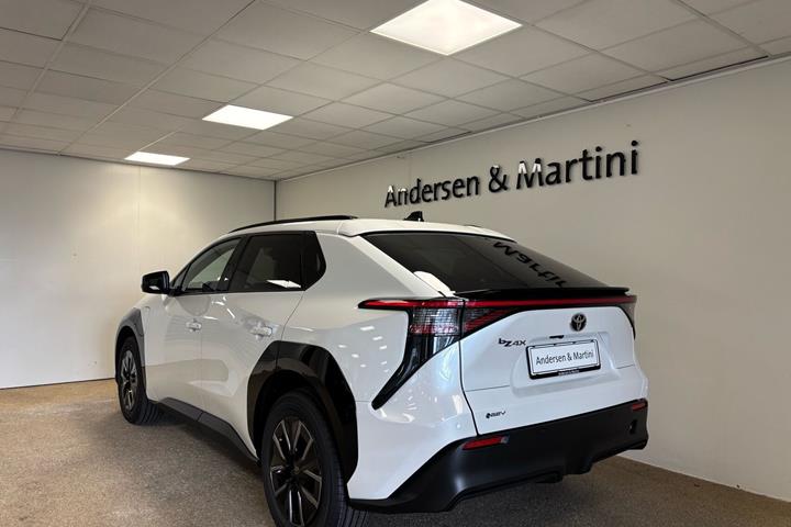 Hvid Toyota BZ4X fra 2026