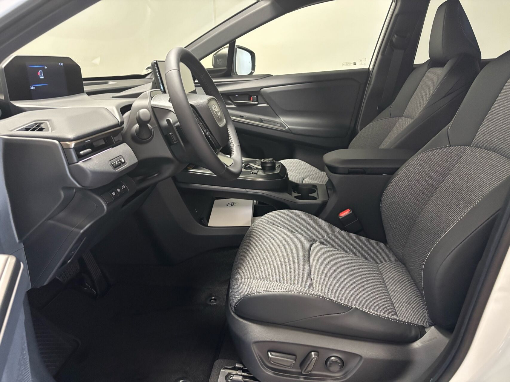 Hvid Toyota BZ4X fra 2026