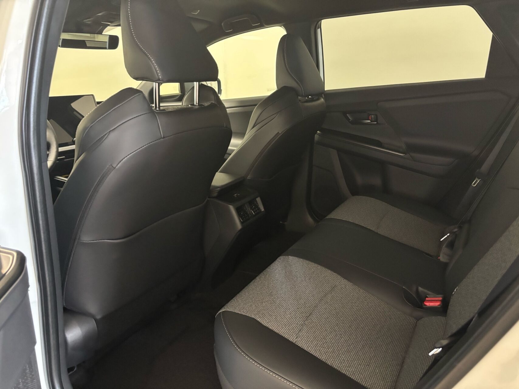 Hvid Toyota BZ4X fra 2026