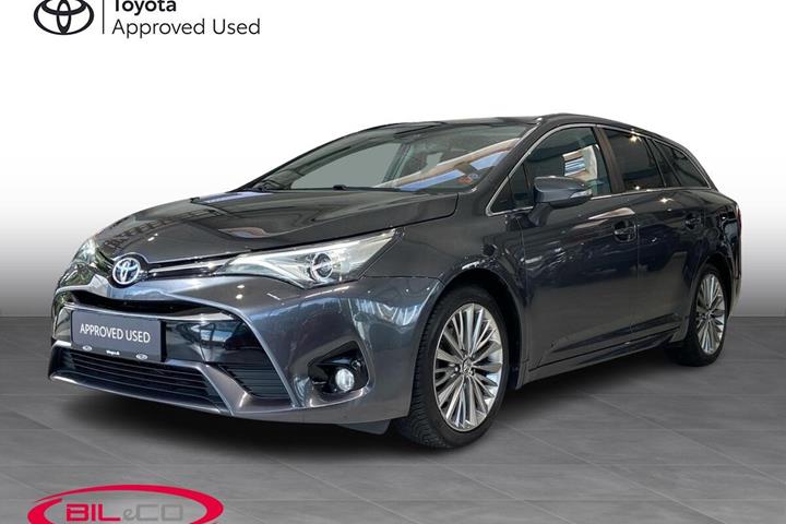 Grå Toyota Avensis fra 2015 set udefra