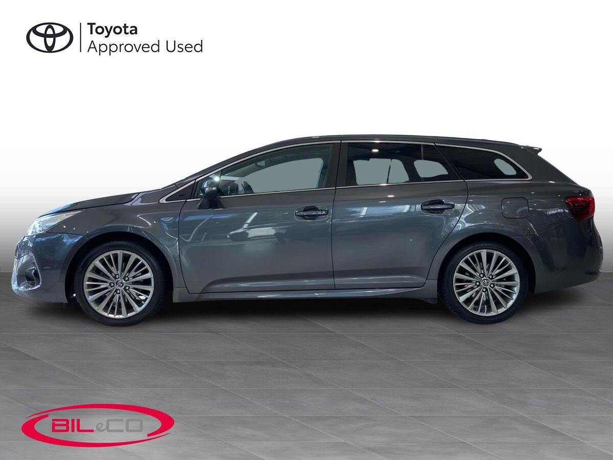 Grå Toyota Avensis fra 2015