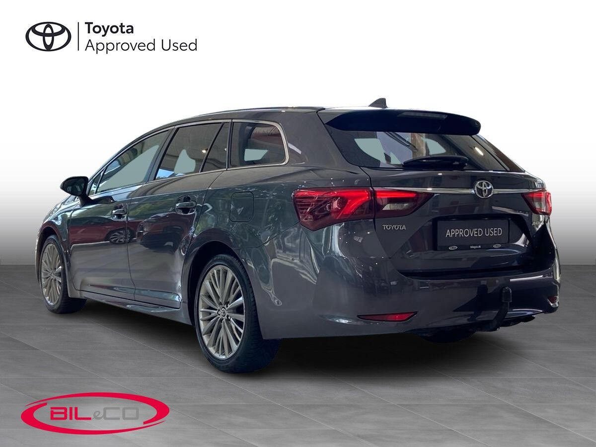 Grå Toyota Avensis fra 2015