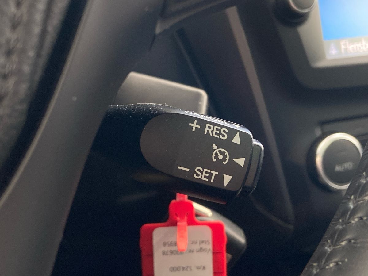 Grå Toyota Avensis fra 2015