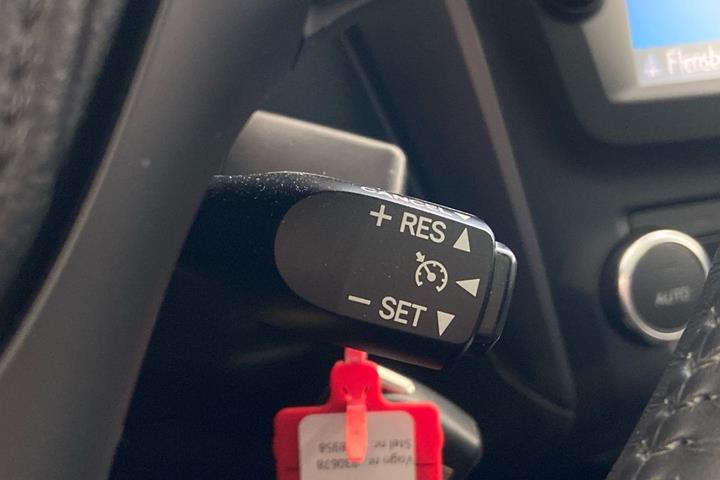 Grå Toyota Avensis fra 2015