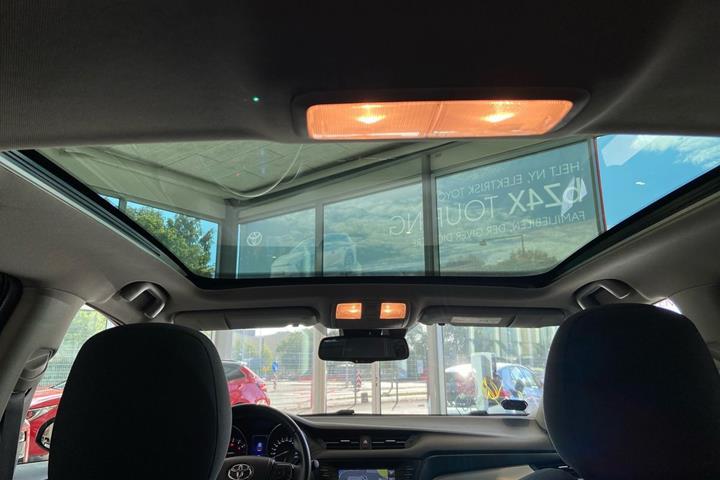 Grå Toyota Avensis fra 2015
