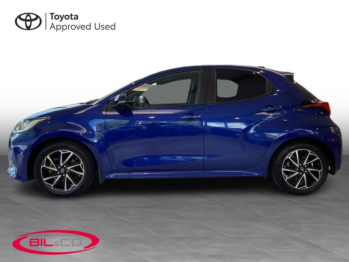 Blå Toyota Yaris fra 2021