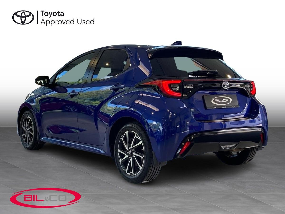 Blå Toyota Yaris fra 2021